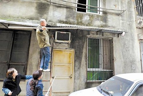 武漢一社區(qū)突下“錢雨” 飄落近萬(wàn)元百元大鈔