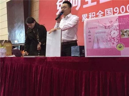 李總現場展示大將軍陶瓷產品