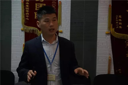 冠珠陶瓷資深培訓(xùn)講師席方強在授課