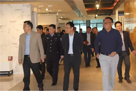 禪城區劉東豪書記對金意陶展廳的新面貌感到十分欣喜